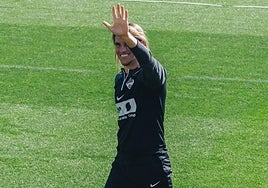 Saludo de Beccacece en su primer entrenamiento con el Elche