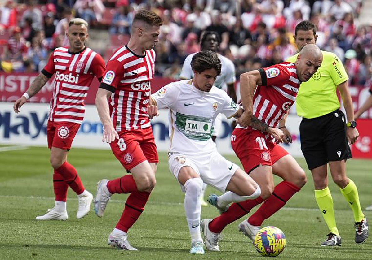 Collado, rodeado de jugadores del Girona, en el último partido de Liga