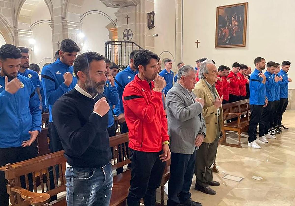 Los técnicos y jugadores del Hércules se santiguan en el monasterio de la Santa Faz.