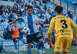Míchel intenta controlar el balón ante Valverde, del Olot
