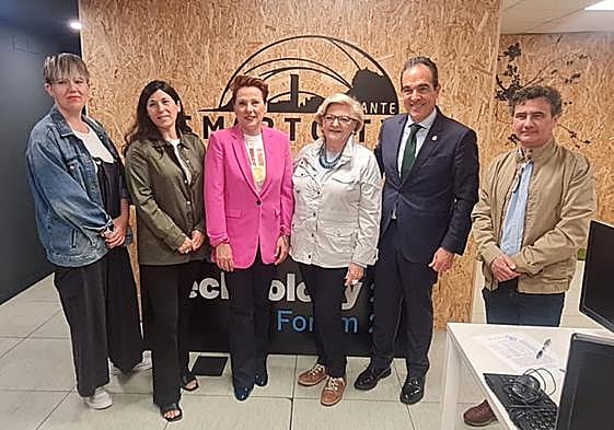 Conejero y Peral con los responsables de la entidad Casa Oberta.