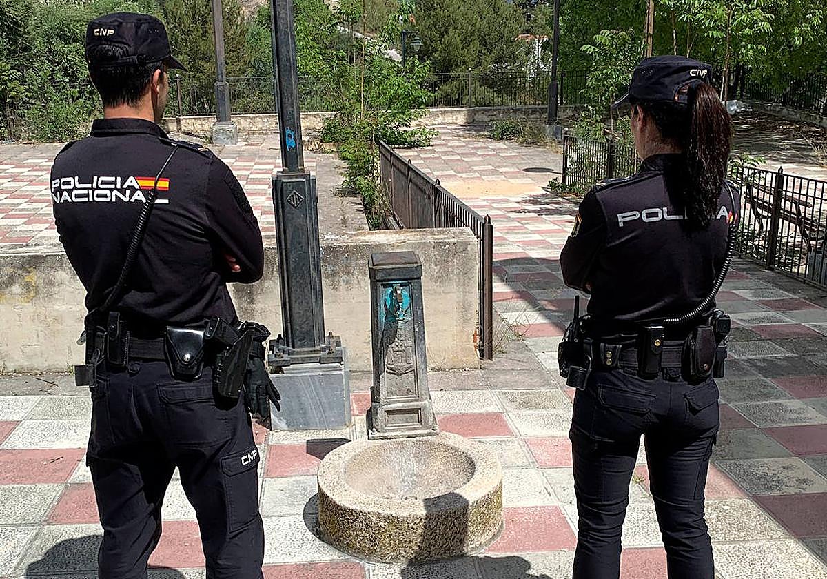 La fuente sustraída vuelve a estar en el parque de Alcoi.