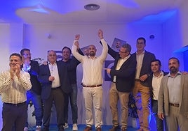 Carlos Pastor junto a varios dirigentes del PP, en el momento de la presentación de su candidatura