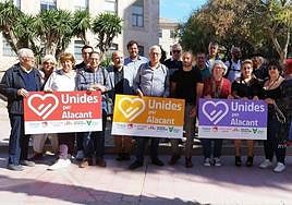 Candidatos de Unidas Podemos en la puerta de los juzgados de Benalúa, antes de registrar la candidatura.