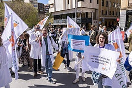 Protesta de médicos celebrada a principios de abril en Alicante.