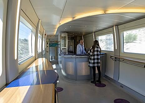 Imagen secundaria 1 - Asientos en el interior del Avlo, el bar del tren y pasajeros subiendo en la estación de Chamartín