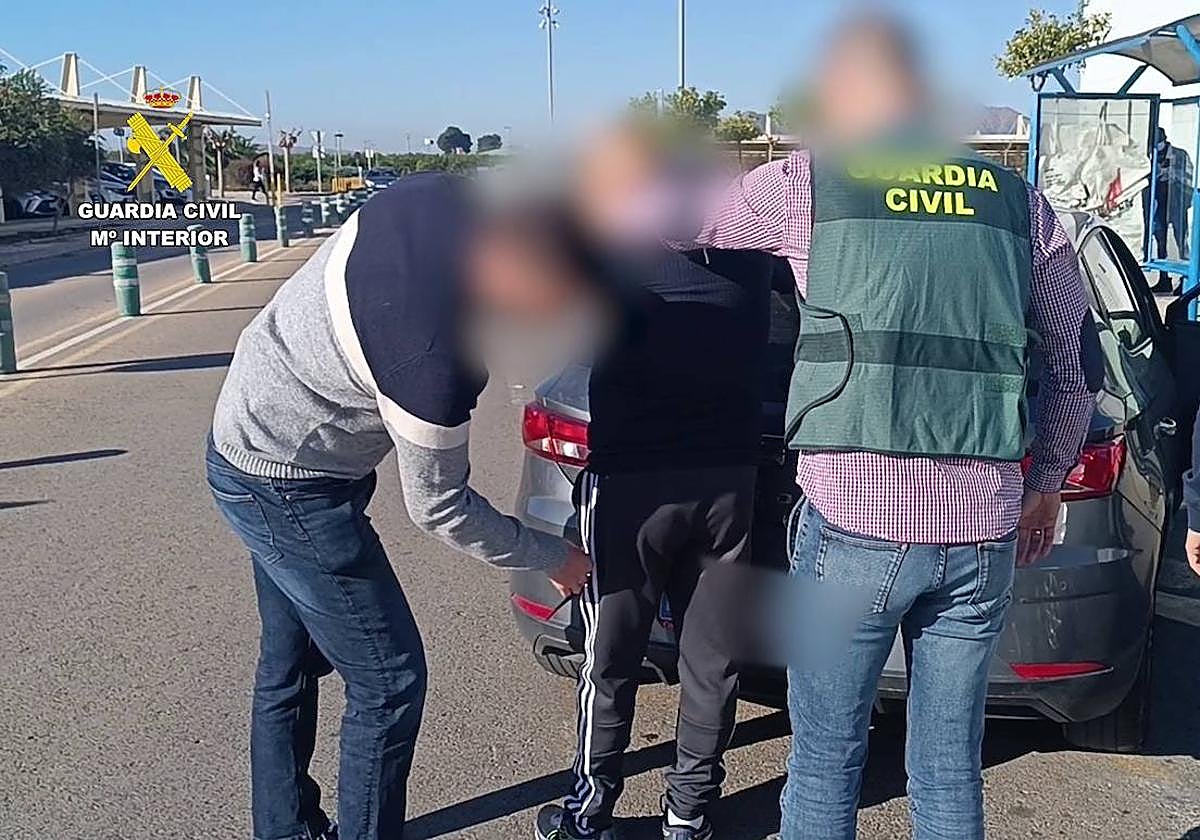 Los agentes registran al sospechoso de los 14 robos en viviendas.