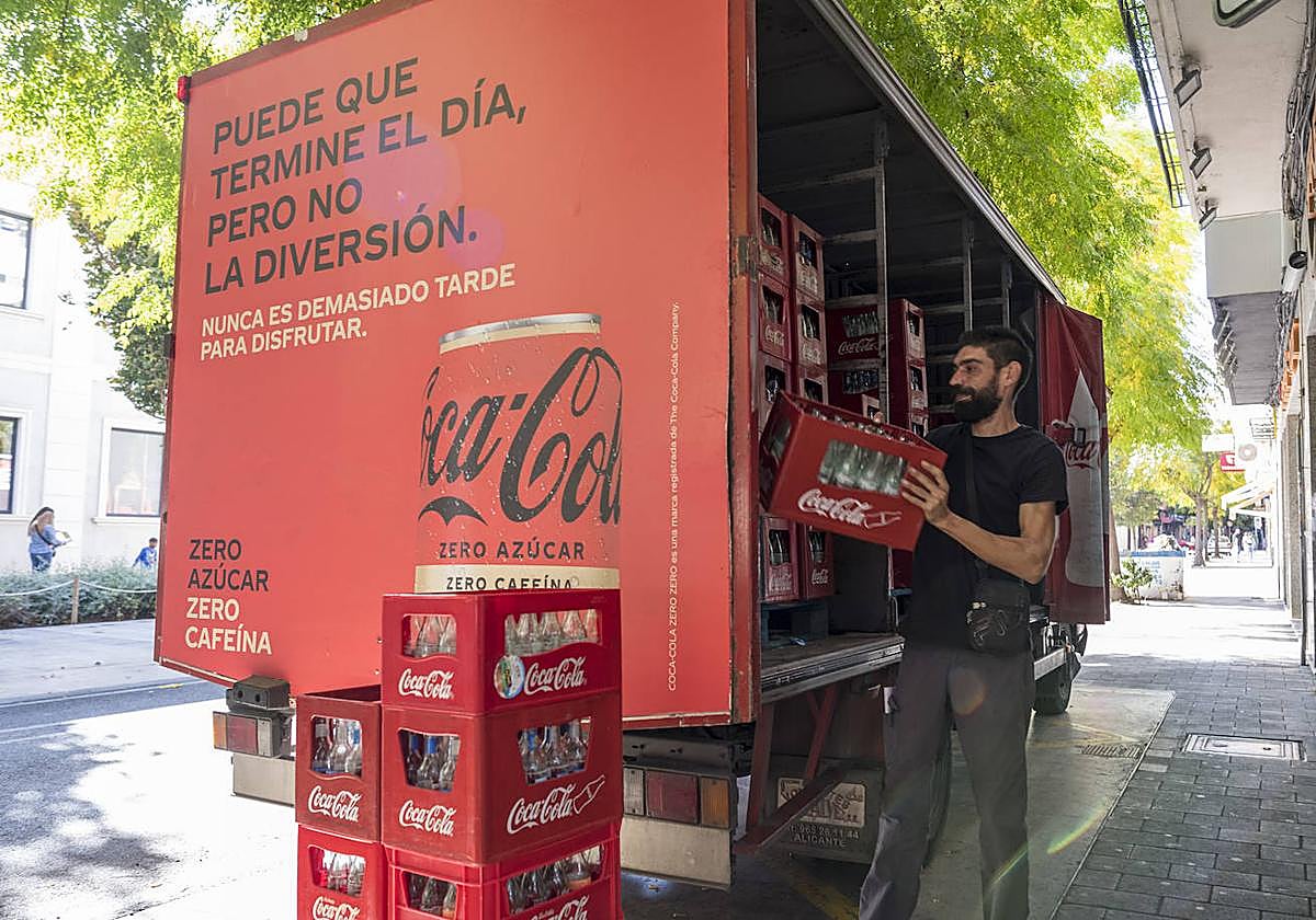 Transportista descargando un camión de Coca Cola