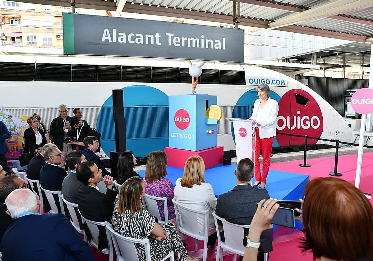 La directora general de Ouigo España, Hélène Valenzuela, durante el lanzamiento de la línea