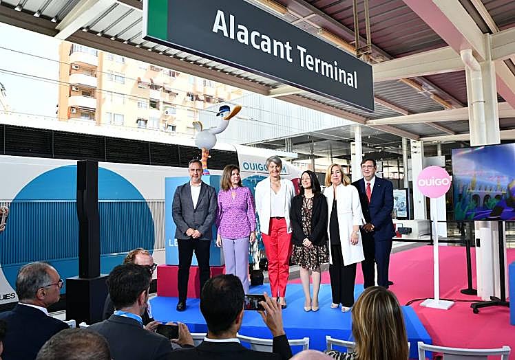 Autoridades durante la presentación del tren
