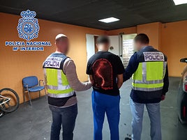 El detenido siendo acompañado por agentes de la Policía Nacional.