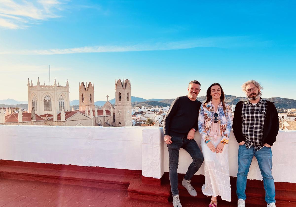 El guionista Raúl Ivars junto a Rosa Catalán y José Miguel Idígoras