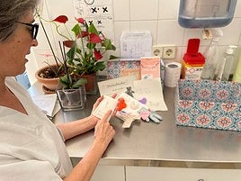 La matrona Teresa Martínez junto a una de las cajas del recuerdo que se entregan a madres en duelo perinatal.