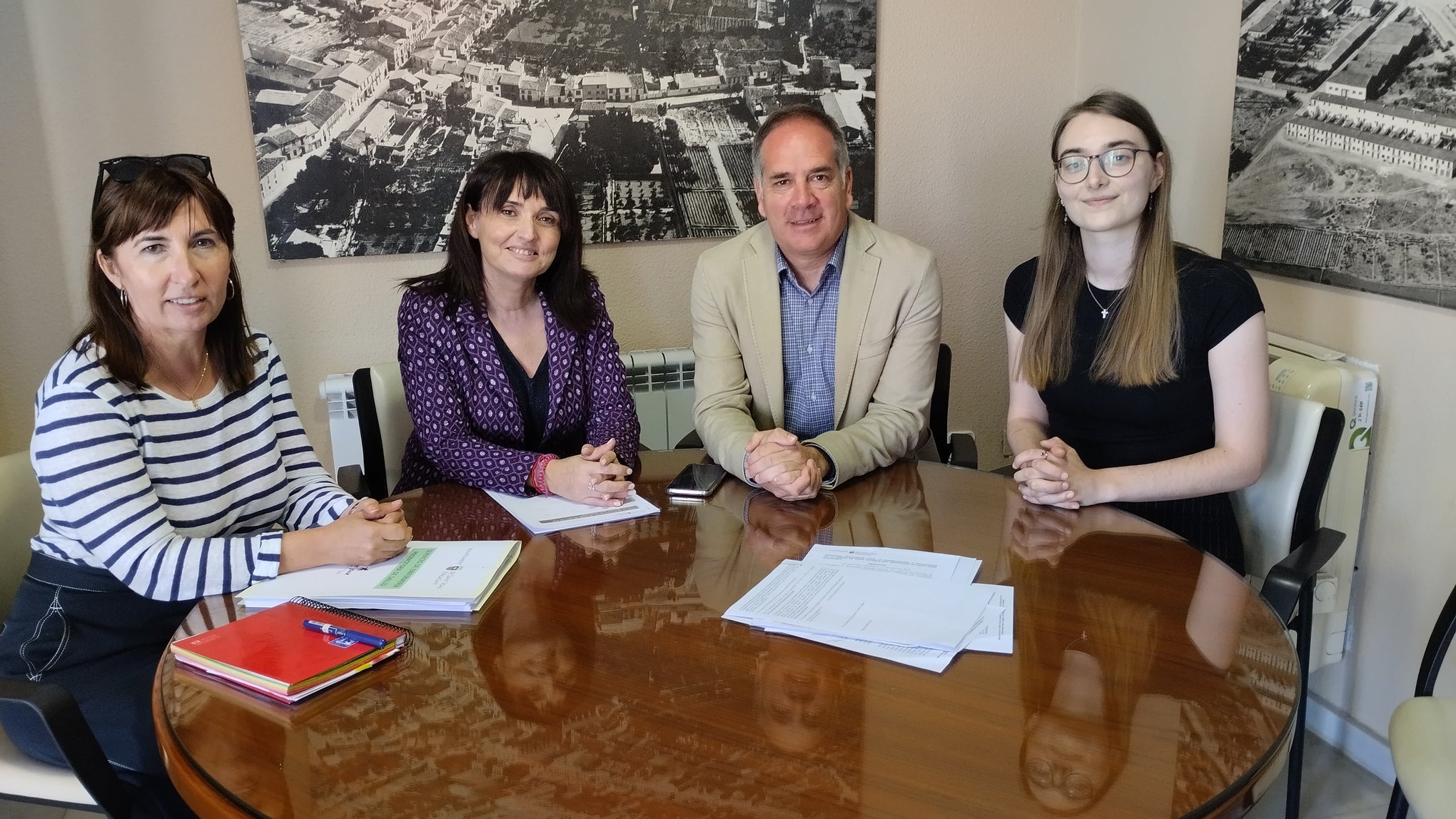 (De izquiera a derecha) La técnica municipal de Sanidad; la concejala de Sanidad, Julia Parra; el alcalde, Santiago Román; y la nueva responsable del servicio de enfermería escolar.