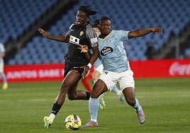 Nteka y Aidoo pelean por el balón en Balaídos