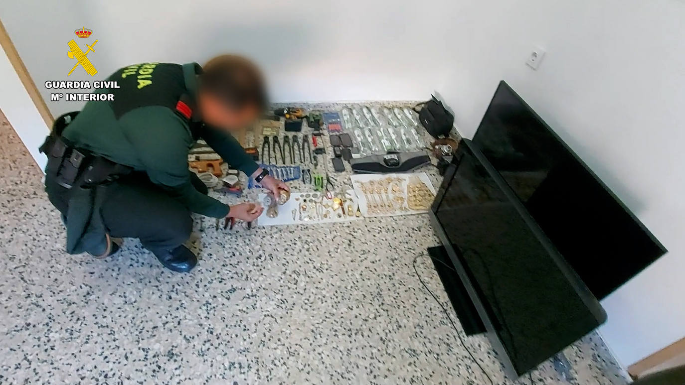 Imagen secundaria 1 - Material decomisado; un agente durante un registro y el líquido corrosivo utilizado en los robos.