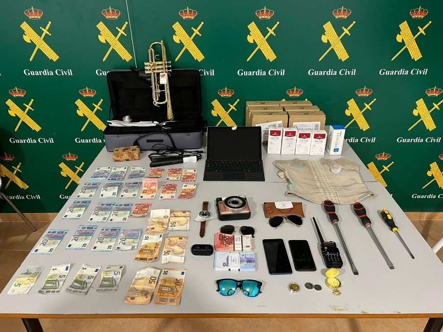 Material intervenido por los agentes.