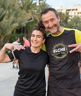 Imagen secundaria 2 - El alcalde de Elche y participantes de la carrera de preparación. 