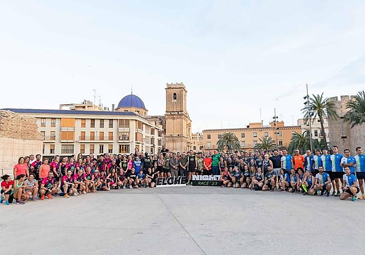 Imagen principal - El alcalde de Elche y participantes de la carrera de preparación. 