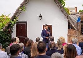 El presidente del PPCV, Carlos Mazón, presenta sus medidas de gobierno en una tradicional barraca valenciana.