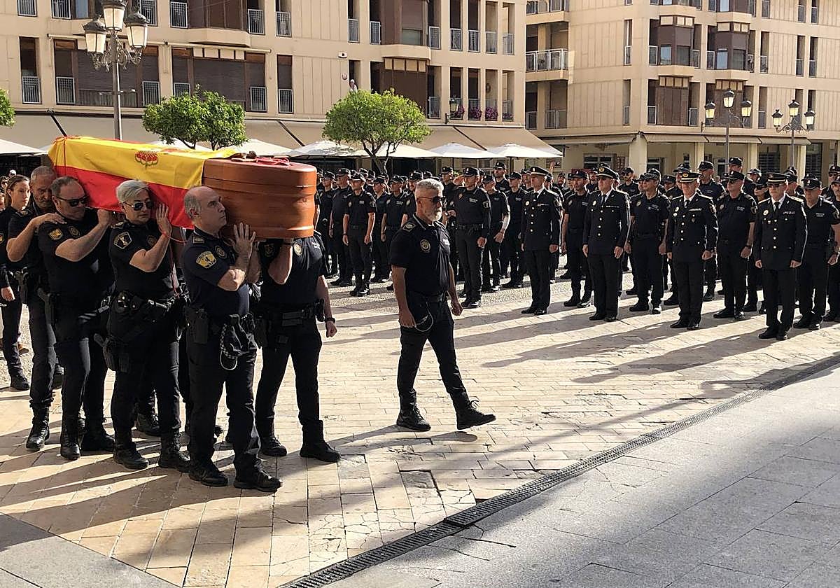 Agentes de la Policía Local en la despedida del fallecido.