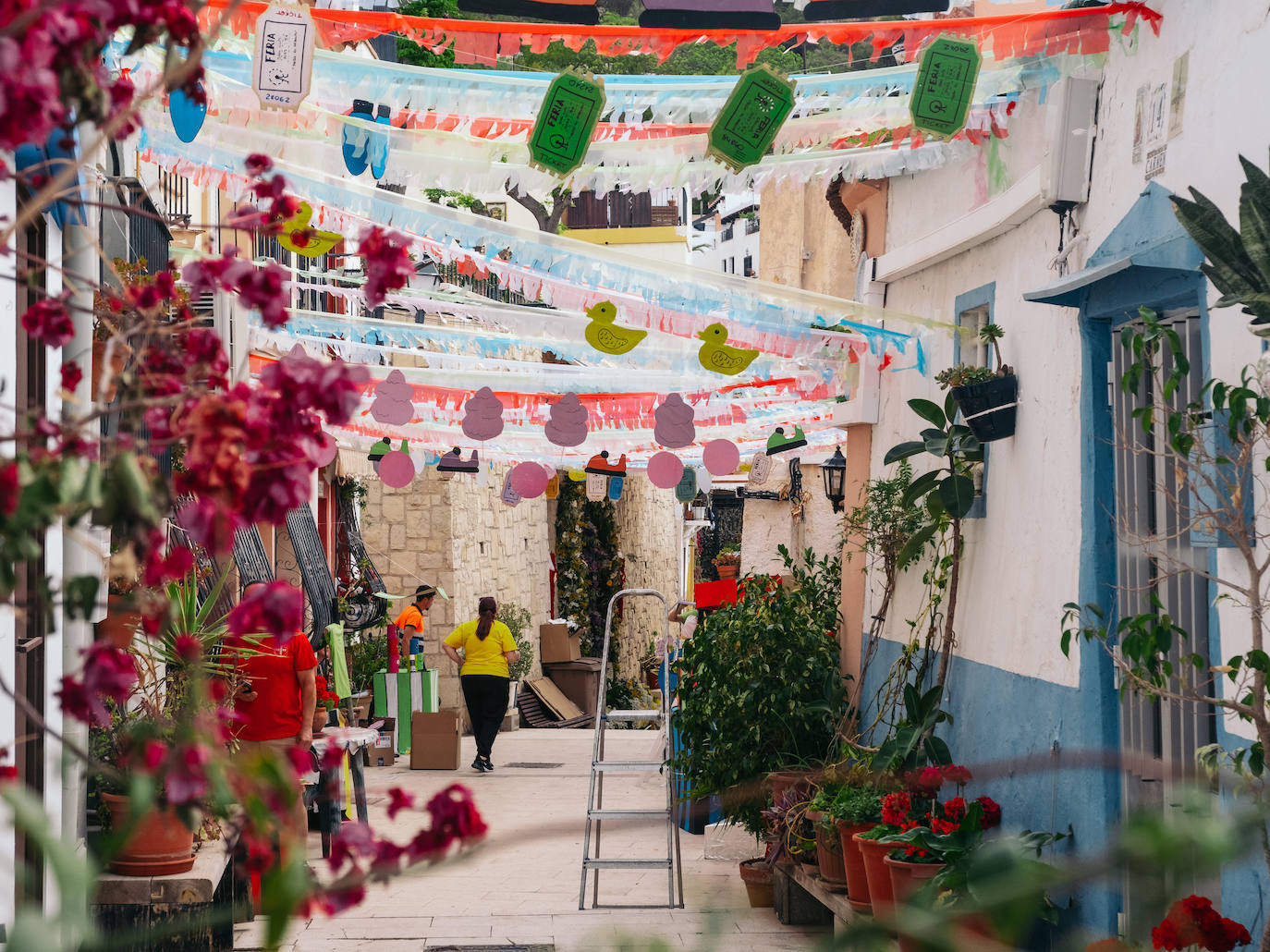 Las calles de Alicante se engalanan con motivo de las Fiestas de las Cruces de Mayo