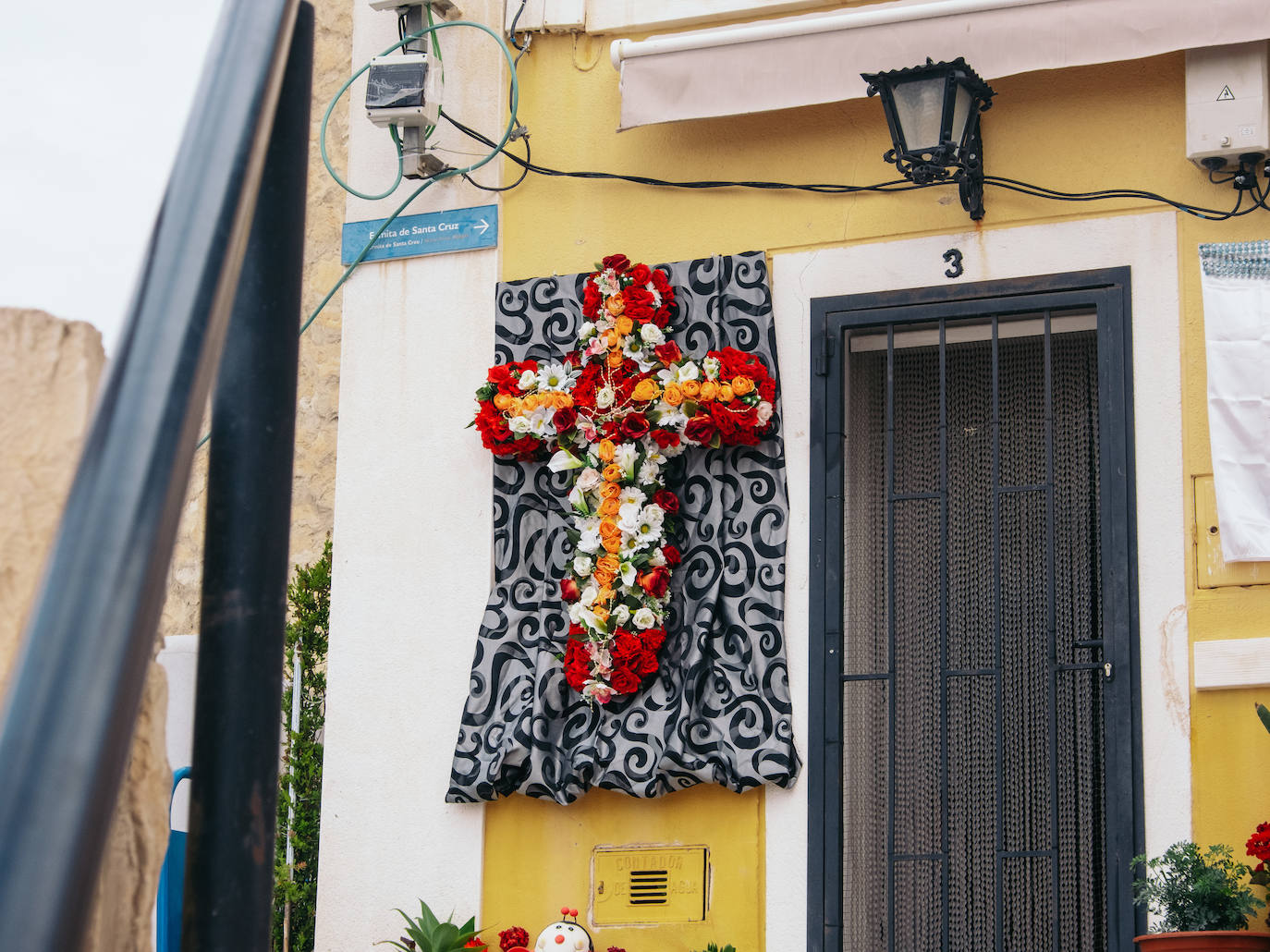 Las calles de Alicante se engalanan con motivo de las Fiestas de las Cruces de Mayo