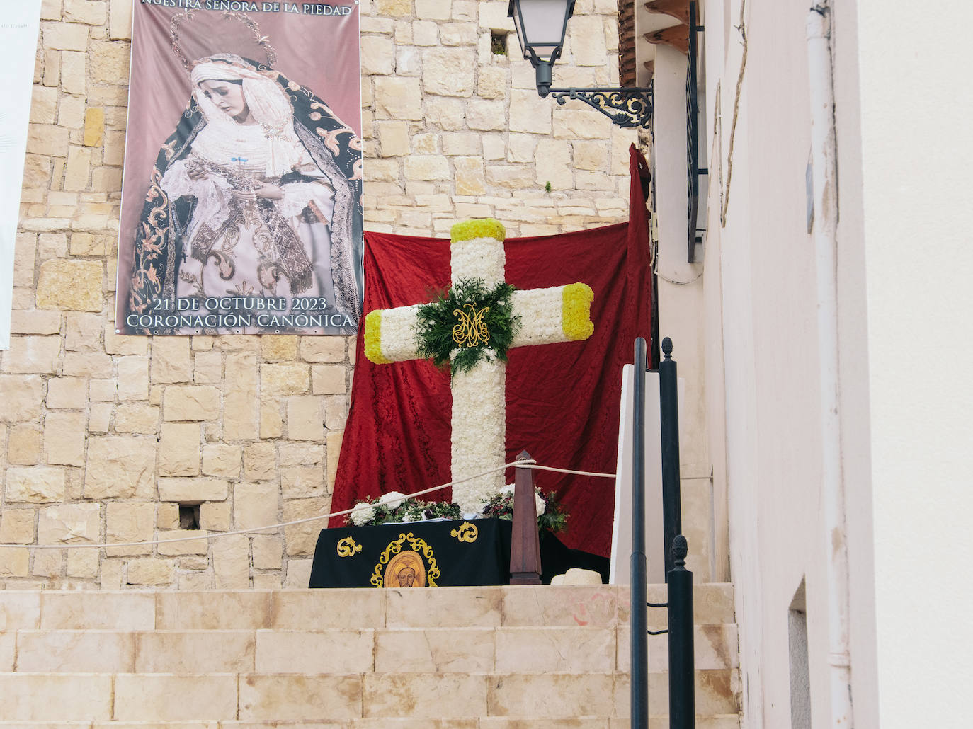 Las calles de Alicante se engalanan con motivo de las Fiestas de las Cruces de Mayo