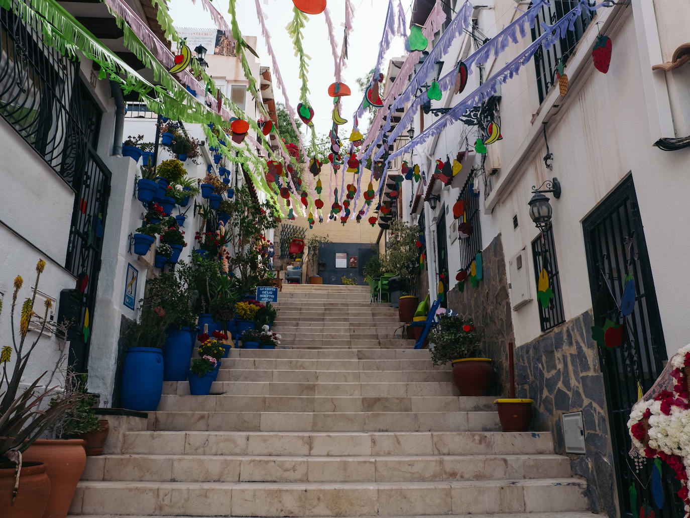 Las calles de Alicante se engalanan con motivo de las Fiestas de las Cruces de Mayo