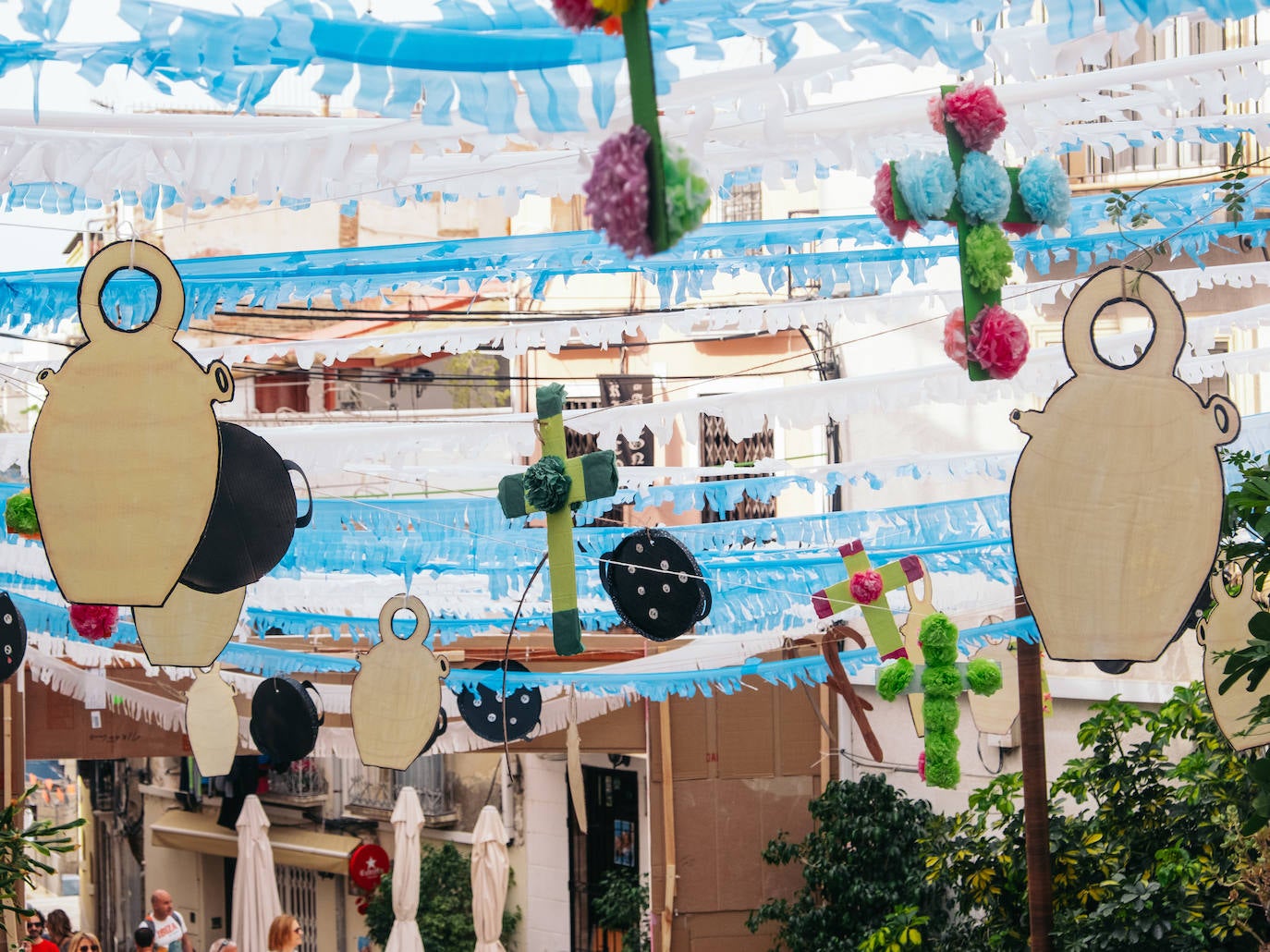 Las calles de Alicante se engalanan con motivo de las Fiestas de las Cruces de Mayo