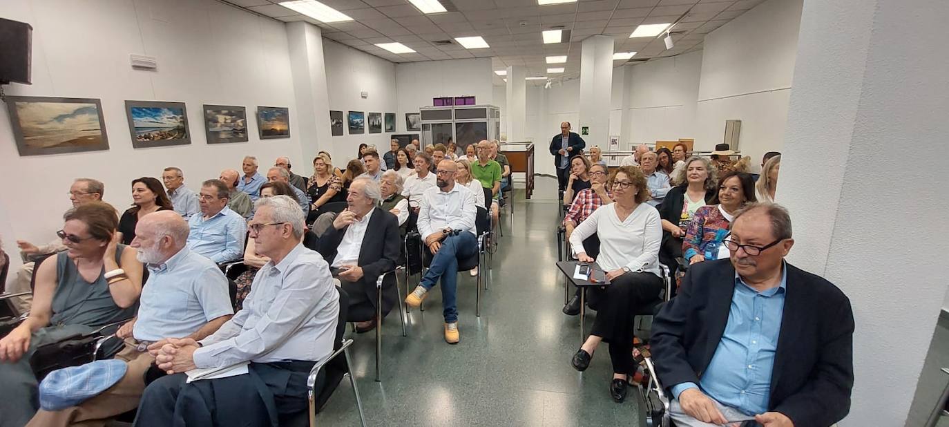 El público llenó el aula donde se realizó el debate.