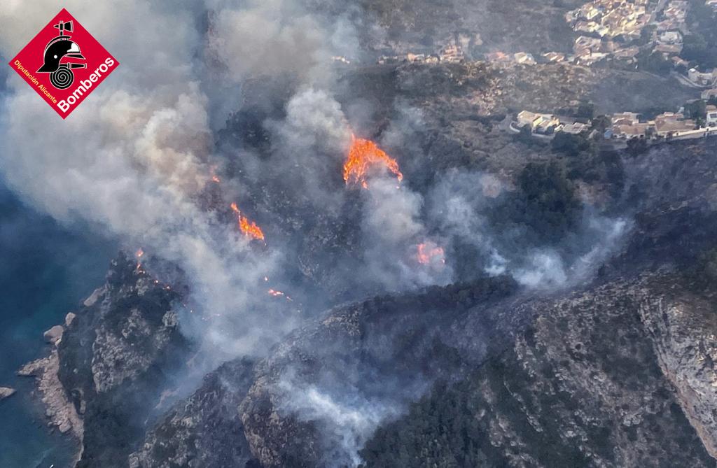 Las imágenes del incendio forestal en la cala Llabeig de Teulada