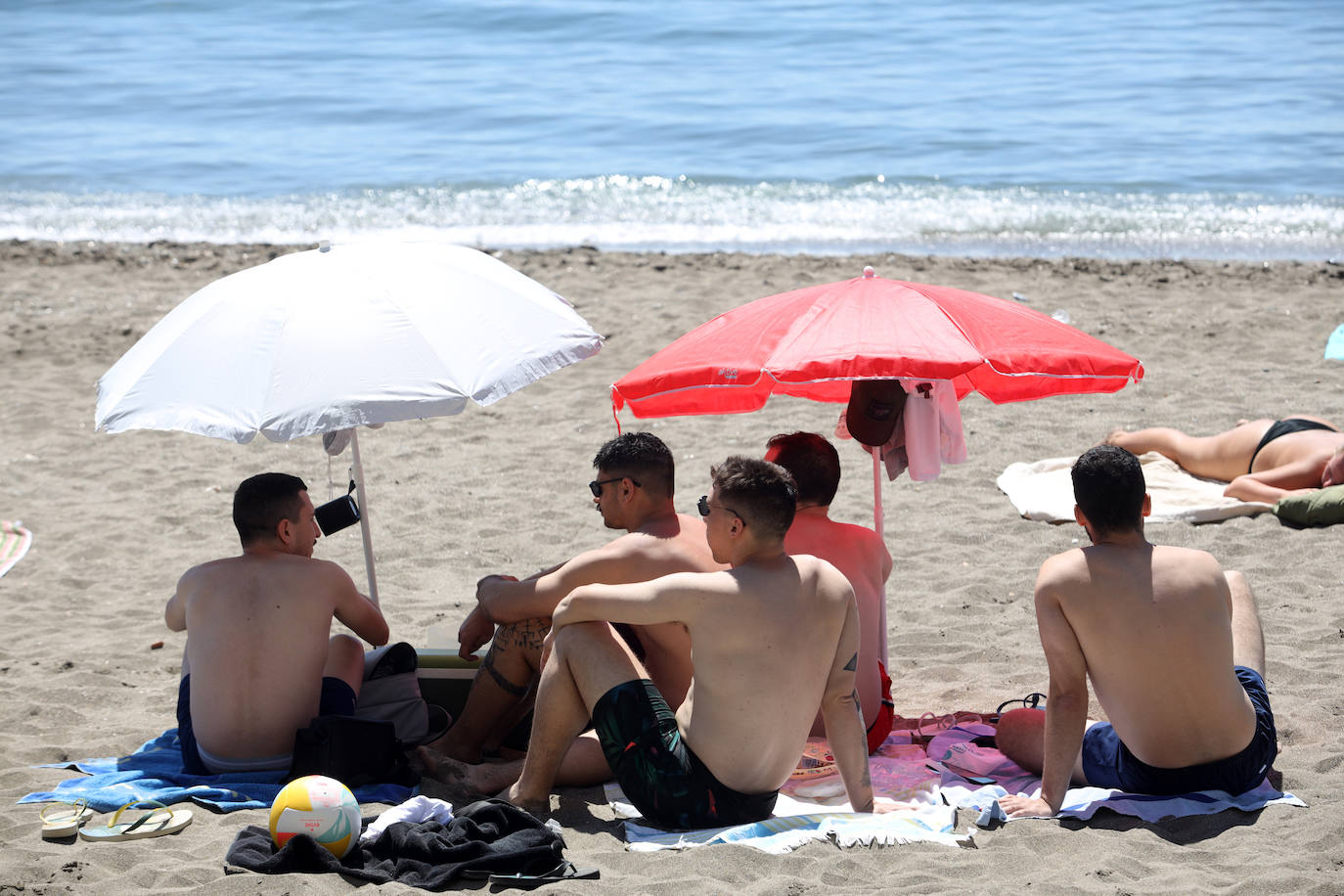 Jóvenes en una playa.