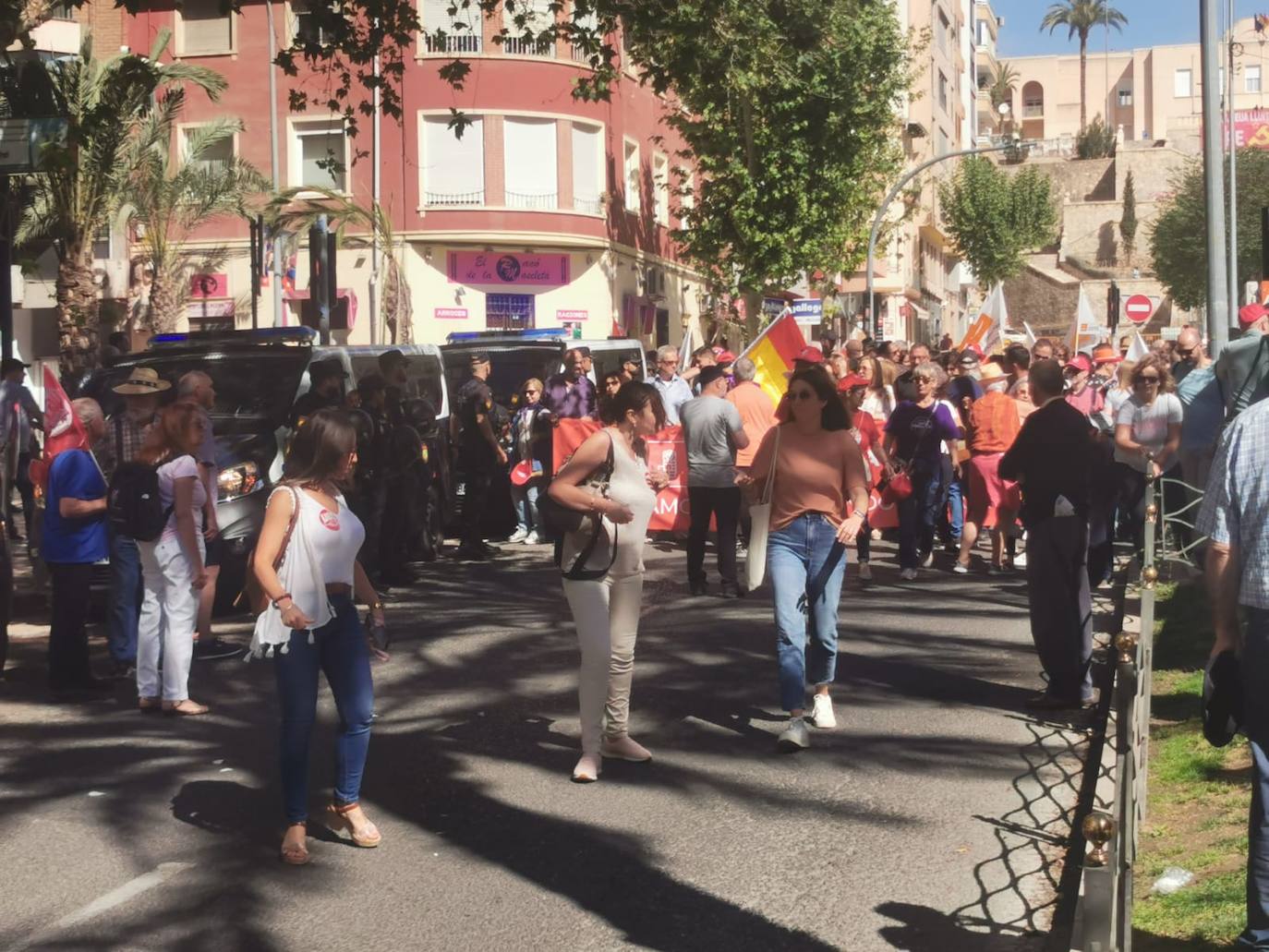 Miles de personas claman contra la precariedad laboral en Alicante