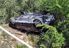 Imagen del vehículo volcado