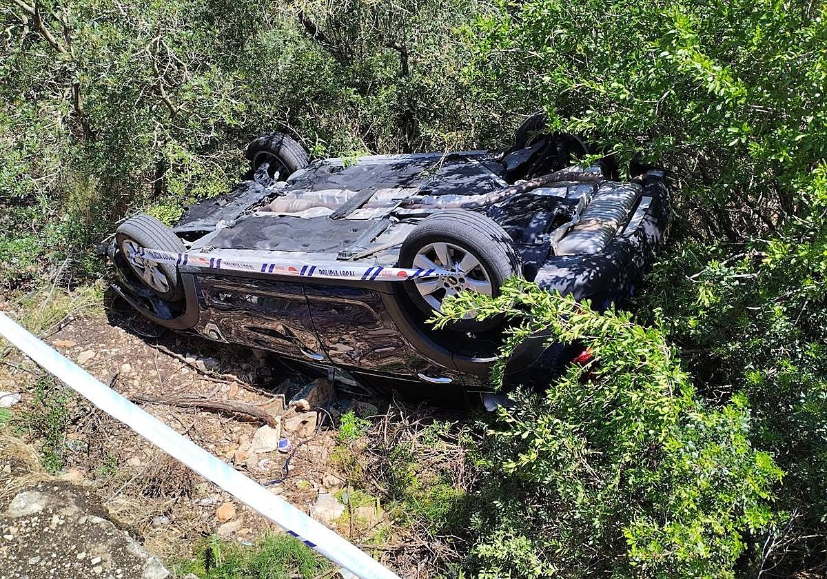 Imagen del vehículo volcado