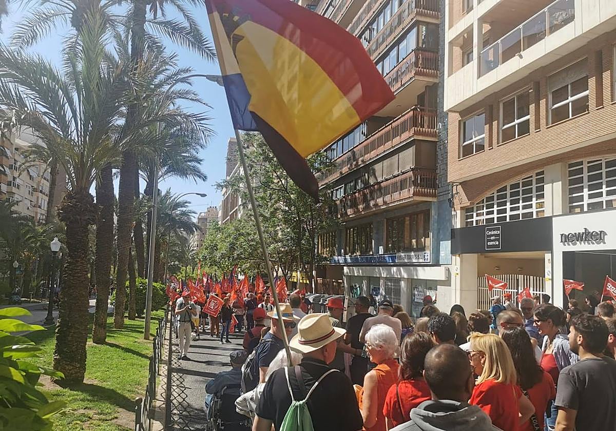 Manifestantes se congregan en el centro de Alicante antes de la marcha