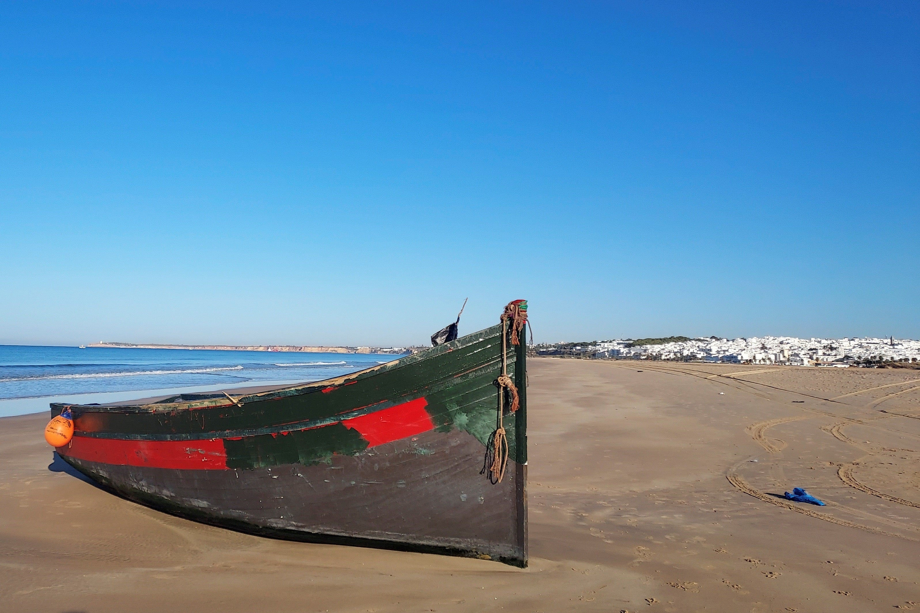 Una patera en una playa española.