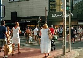 Alicantinos paseando por la avenida Maisonnave, en el centro de la capital de la provincia