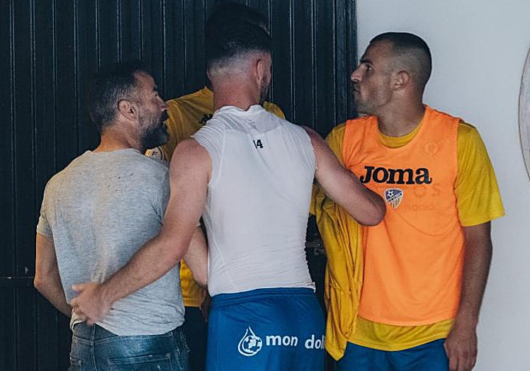 El secretario técnico del Hércules discute con un jugador del Alzira en el túnel de vestuarios