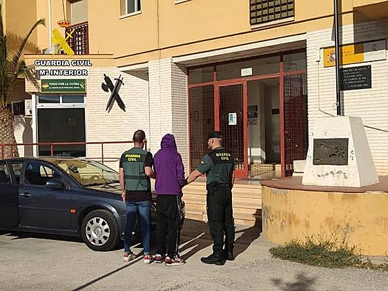 Los agentes de la Guardia Civil llevan al detendido al cuartel.
