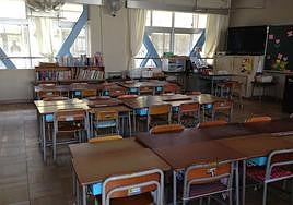 Interior del aula de un colegio.