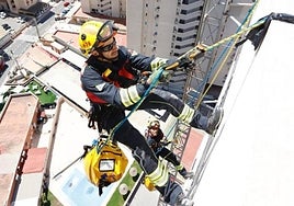 Imagen de uno de los ejercicios llevados a cabo por los bomberos