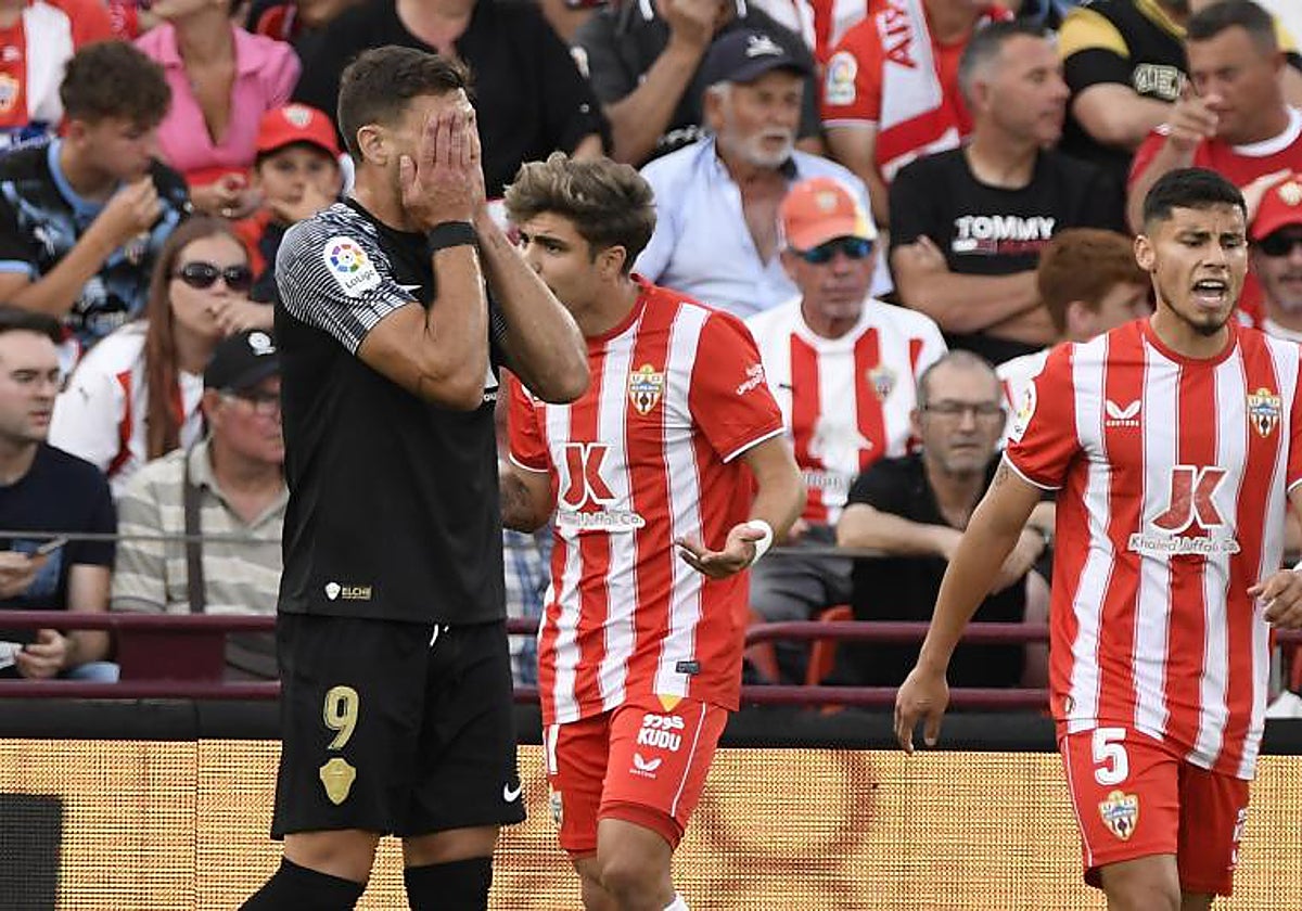 Lucas Boyé se tapa la cara en el choque ante el Almería