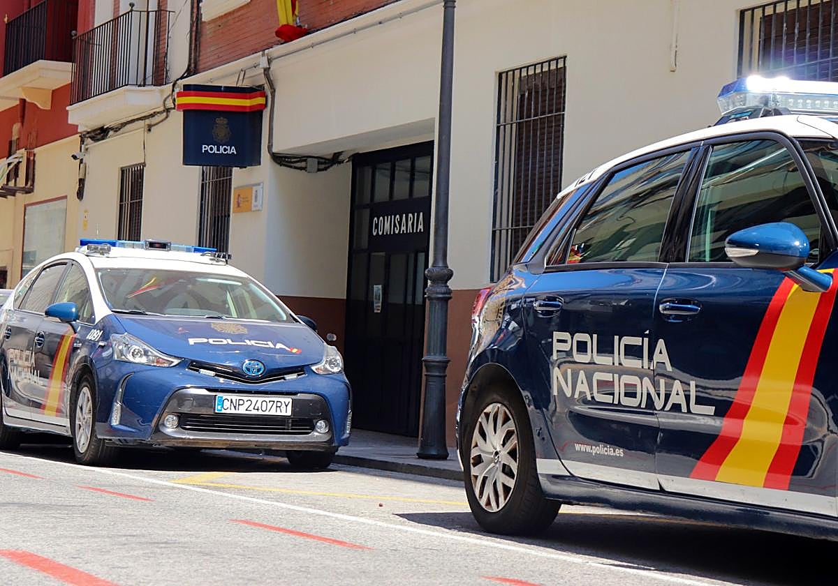 Coches de la Policía Nacional a la puerta de Comisaría.