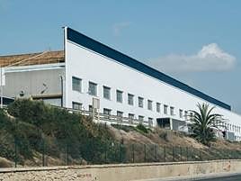 Fábrica de aluminio a las afueras de Alicante.