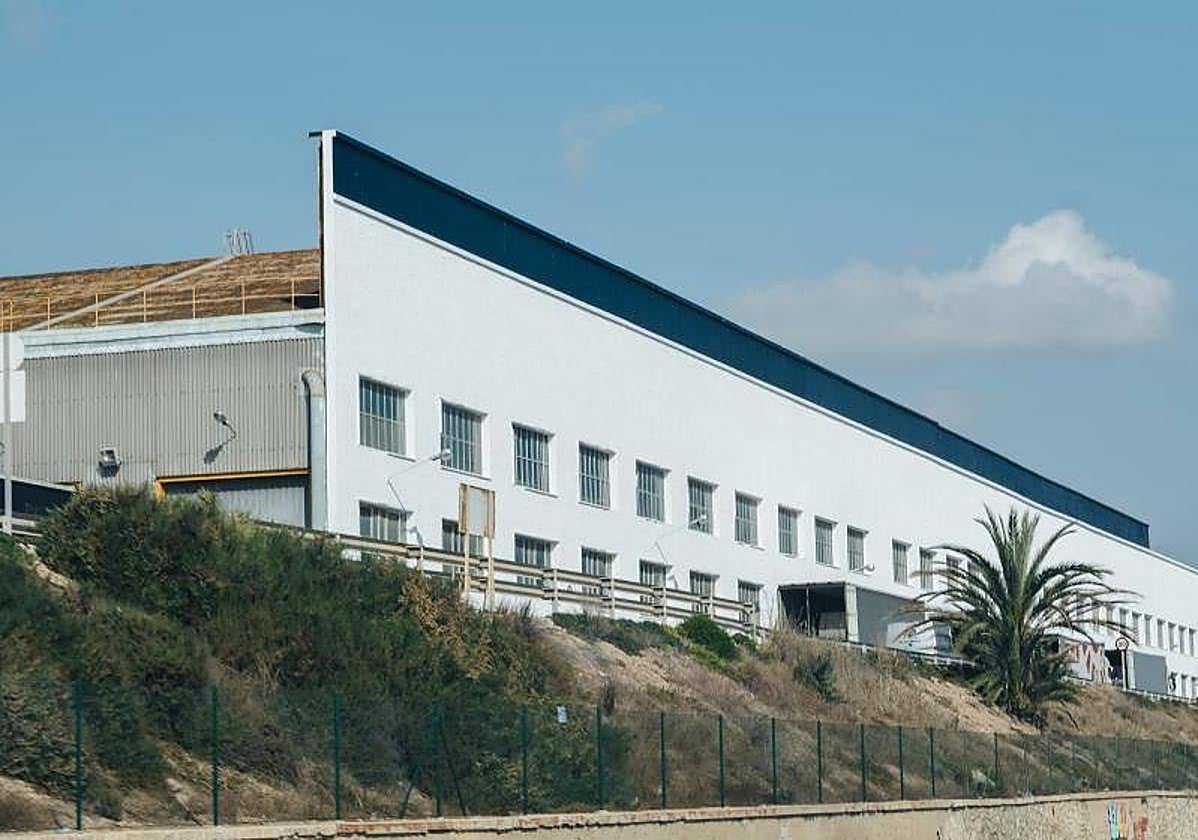 Fábrica de aluminio a las afueras de Alicante.