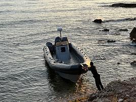 La narcolancha ha aparecido en la costa de Las Rotas en Dénia.