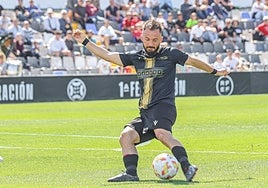 Çolak golpea el balón durante un partido en el Antonio Solana