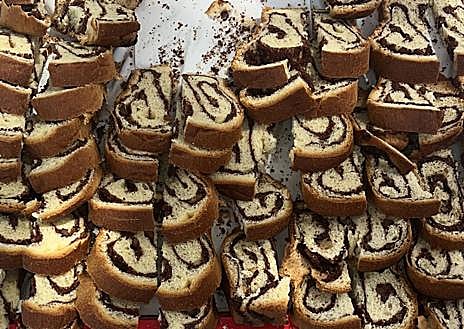 Imagen secundaria 1 - 1. Estudiantes degustan comida rumana | 2. Plato de 'Cozonac', postre rumano | 3. Pinchos de 'Ceafă afumată si brânză telemea'